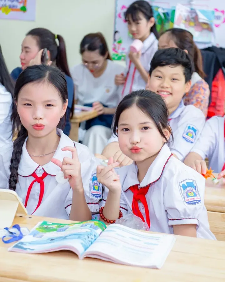 Thầy cô chữa bài cho từng em